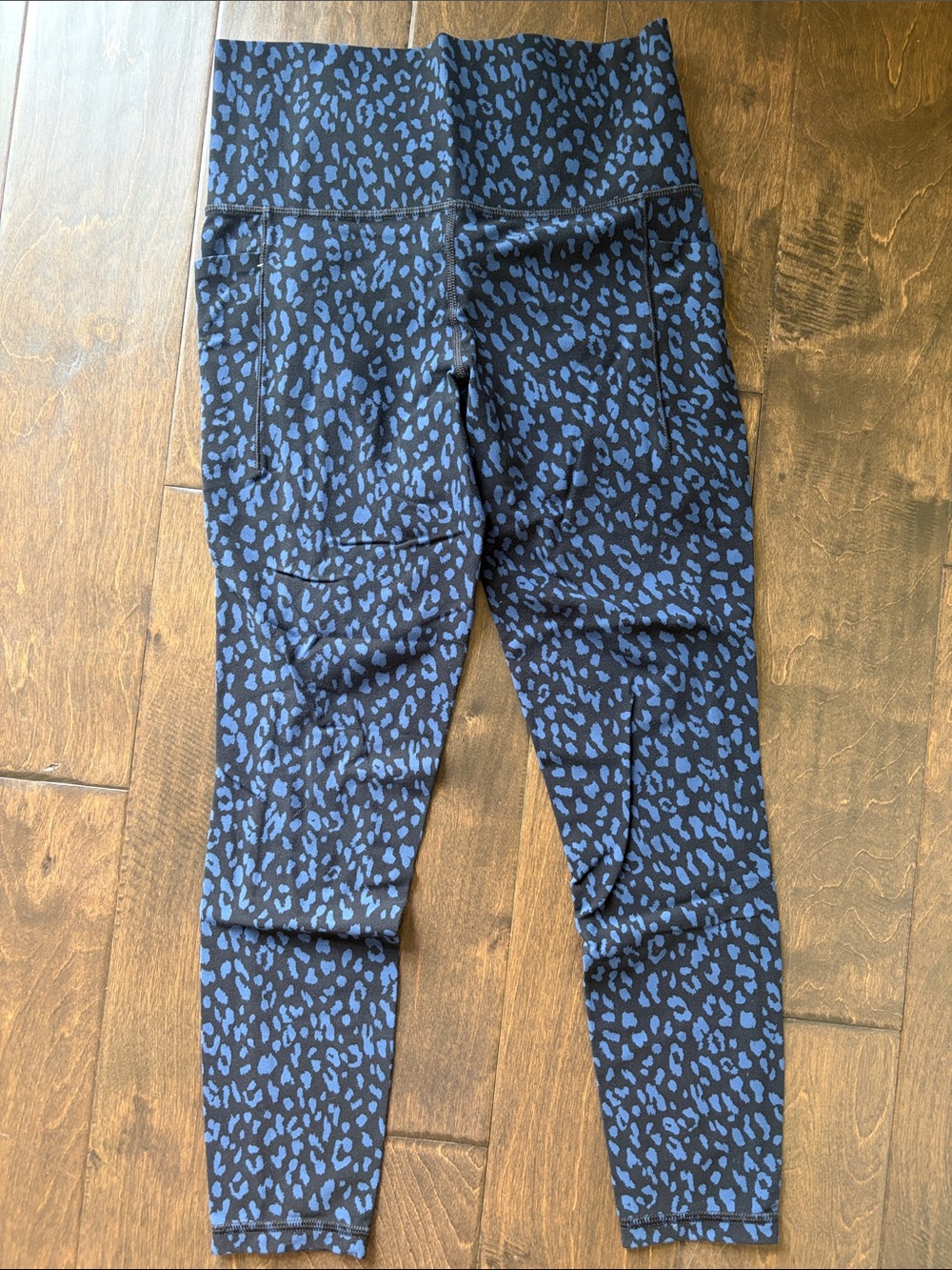 Women’s Athleta salutation 7/8 legging with pockets Blue Leopard Print